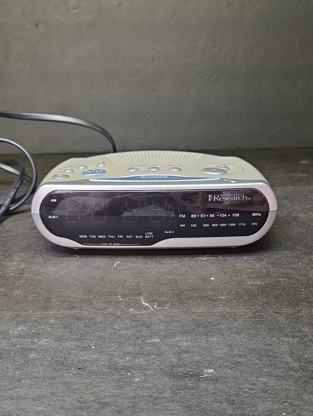 Emerson CKS1850 Research SmartSet AM-FM 2-Alarm Clock Radio Blue LED